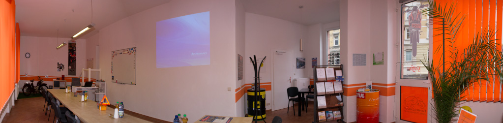 In unseren Schulungsraum mit modernsten Medien wird Ihnen der theoretische Unterricht so angenehm und effektiv wie möglich gestaltet.